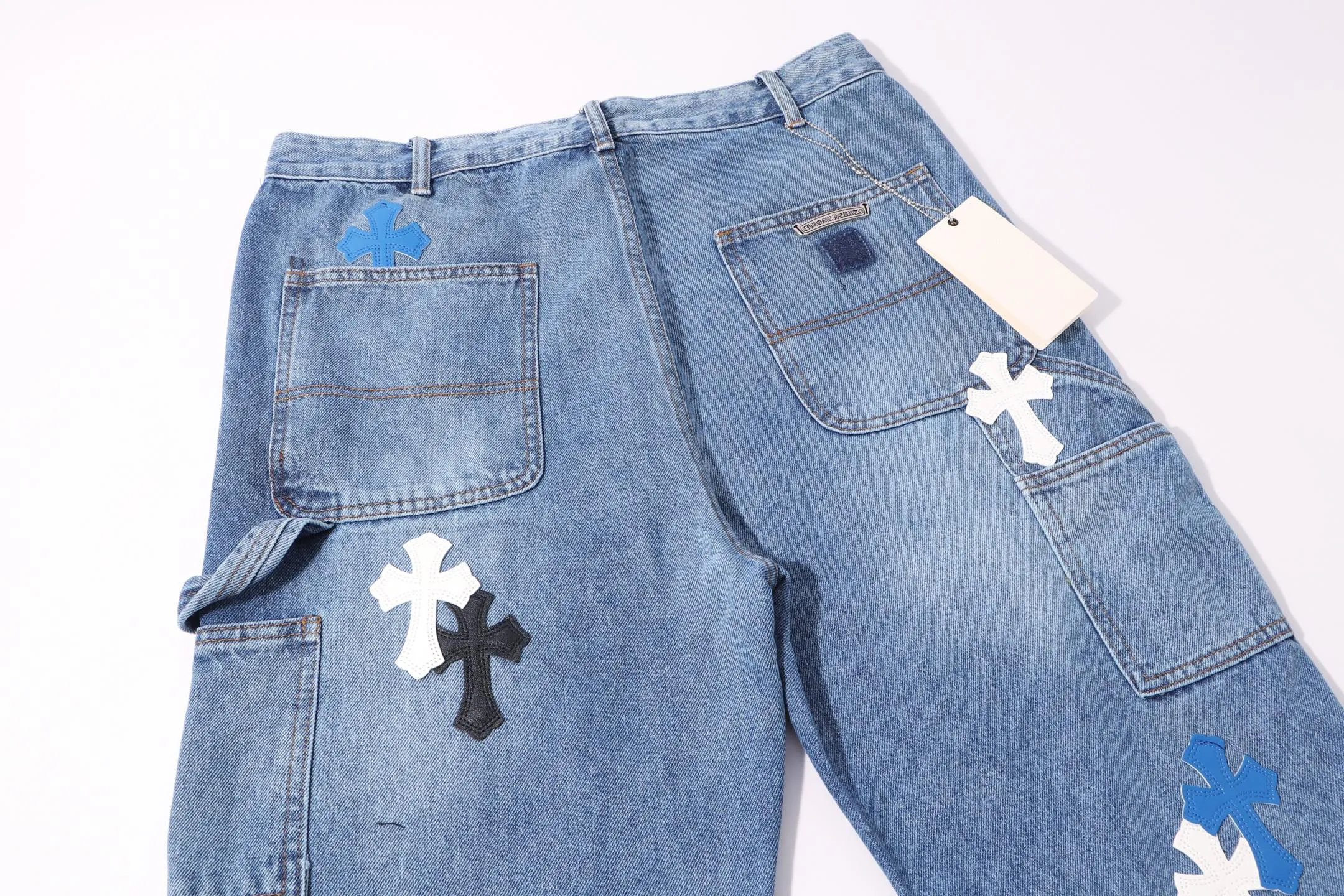 P260 Style number: H38 Croxin & 𝐂𝐡𝐫𝐨𝐦𝐞 𝐇𝐞𝐚𝐫𝐭 ss25 blue black blue and white grained leather denim workwear logging pants. Styles with different washed textures are very friendly to people with thin legs. The slightly flared version perfectly modifies the leg shape. The timeless and moderate length makes it easy to match and match. It is the basis for various styles and is a must-have in your wardrobe! The fabric is stiff but also makes the upper body soft without losing texture. The washing process is even more perfect. It is a must-have item for everyone! ! ! Washed wheat, hang tag, pants label, three labels complete Color: blue Size: 30-32-34-36